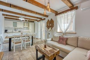 Casa Darel with Whirlpool في Vižinada: غرفة معيشة مع أريكة وطاولة