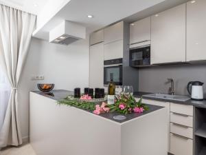 Kuchyň nebo kuchyňský kout v ubytování Holiday Home Villa Lea by Interhome