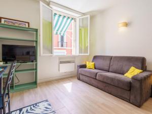 een woonkamer met een bank en een tafel bij Studio Helder by Interhome in Biarritz