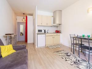 een woonkamer en keuken met een bank en een tafel bij Studio Helder by Interhome in Biarritz +12 foto's