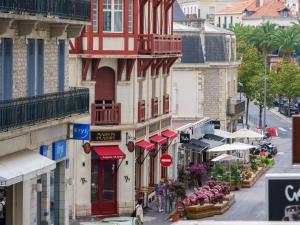een straat met gebouwen en mensen die over straat lopen bij Studio Helder by Interhome in Biarritz