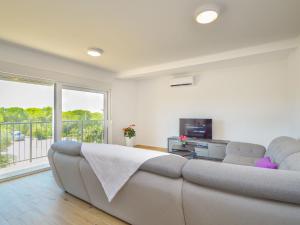 Televisyen dan/atau pusat hiburan di Apartment Milena-2 by Interhome