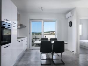 Kuchyň nebo kuchyňský kout v ubytování Apartment Franka by Interhome