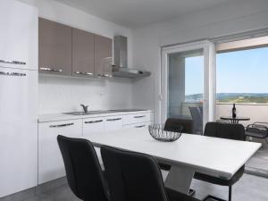 Kuchyň nebo kuchyňský kout v ubytování Apartment Franka by Interhome