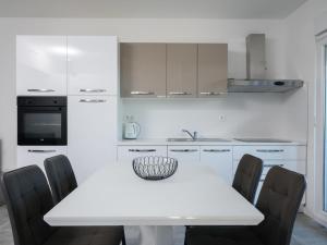 Kuchyň nebo kuchyňský kout v ubytování Apartment Franka by Interhome