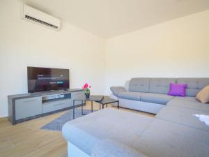 Ruang duduk di Apartment Milena-1 by Interhome