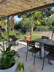 卡奥尔Campanile NATURE - Cahors的有桌椅和植物的露台