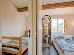 サント・マキシムにあるHoliday Home Les Bastides de Guerrevieille-7 by Interhomeのベッドルーム1室(二段ベッド2台、窓付)が備わります。