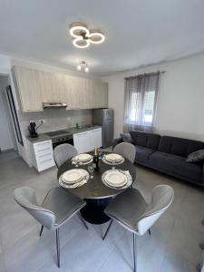 een woonkamer met een tafel en stoelen en een bank bij Apartman FILIP in Podstrana
