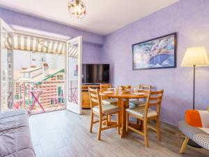 une salle à manger avec des murs violets, une table et des chaises dans l'établissement Apartment Chubero by Interhome, à Sainte-Barbe