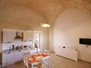 eine Küche mit Tisch und Schüsseln darauf in der Unterkunft Apartment Spicchi di Salento-2 by Interhome in Vernole