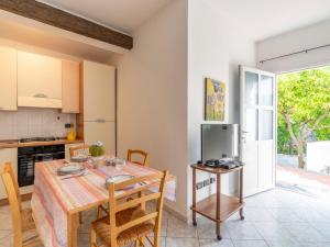 Kuchyň nebo kuchyňský kout v ubytování Holiday Home U Rundu by Interhome