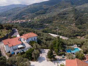 uma vista aérea de uma casa com piscina em Holiday Home Agriturismo U Rundu by Interhome em Gazzelli