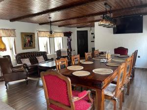 Kipilovo的住宿－Бутикова къща за гости Елена село Кипилово，一间带木桌和椅子的用餐室