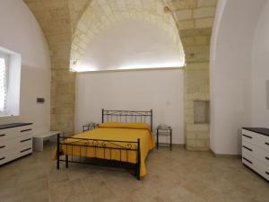 een slaapkamer met een bed met een gele sprei bij Apartment Spicchi di Salento-1 by Interhome in Vernole