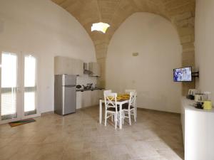 - une cuisine avec une table et des chaises dans la chambre dans l'établissement Apartment Spicchi di Salento-1 by Interhome, à Vernole