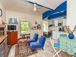 uma cozinha e sala de estar com cadeiras azuis e uma mesa em Holiday Home La Tartufa by Interhome em Vignale