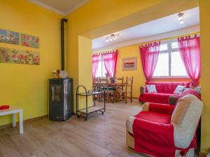 - un salon avec un canapé rouge et une table dans l'établissement Apartment Matteo by Interhome, à Avaglio