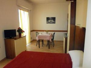 ein Esszimmer mit einem Tisch und Stühlen in einem Zimmer in der Unterkunft Apartment Carioca by Interhome in Rimini