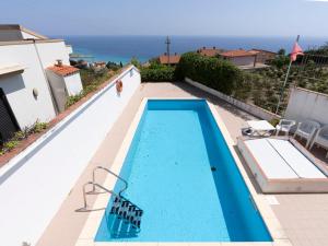 una piscina en la azotea de una casa con el océano en Apartment Beautiful View by Interhome, en Ospedaletti