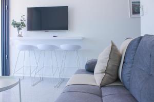 uma sala de estar com um sofá e uma televisão em Phaedrus Living: Marina Sea View Flat 214 Gold em Pafos