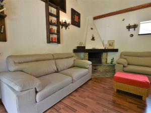 - un salon avec un canapé et une cheminée dans l'établissement Apartment Isola di Madesimo Apartments-1 by Interhome, à Isola