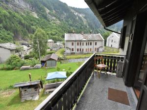 Elle comprend un balcon offrant une vue sur le village et les montagnes. dans l'établissement Apartment Isola di Madesimo Apartments-1 by Interhome, à Isola