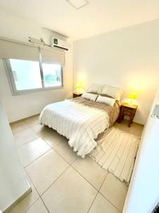 um quarto branco com uma cama e uma janela em La Francisca II em Formosa