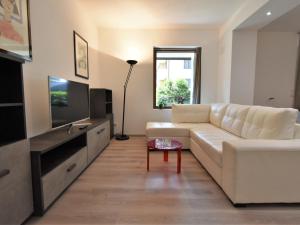 un salon avec un canapé blanc et une télévision dans l'établissement Apartment La Casa di Lara by Interhome, à Morbegno