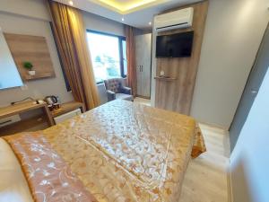 - une chambre avec un lit et une télévision dans l'établissement Peker Hotel, à Istanbul