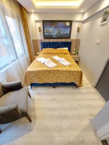 Cette petite chambre comprend un lit et un canapé. dans l'établissement Peker Hotel, à Istanbul