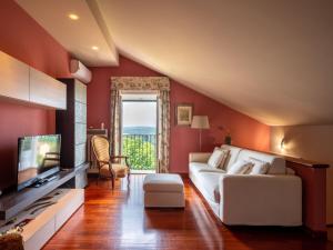 sala de estar con sofá blanco y TV en Apartment da Nonna Ina by Interhome, en Prazzo