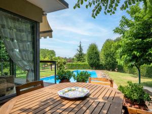 Baseinas apgyvendinimo įstaigoje Apartment da Nonna Ina by Interhome arba netoliese