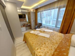 une chambre d'hôtel avec un lit et une fenêtre dans l'établissement Peker Hotel, à Istanbul