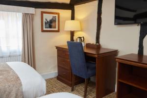 Postel nebo postele na pokoji v ubytování The Bell Hotel Woburn By Greene King Inns