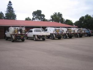 un groupe de camions garés devant un bâtiment dans l'établissement Orbost Country Road Motor Inn, à Orbost