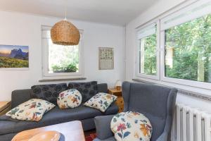 uma sala de estar com um sofá e duas cadeiras em Ferienhaus Krohse em Potsdam