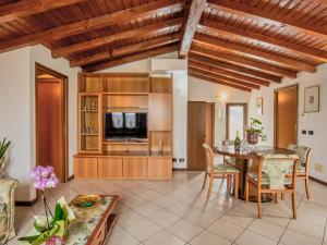 - une cuisine et une salle à manger avec une table et des chaises dans l'établissement Apartment Azalea by Interhome, à Lucino