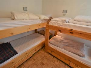 2 Etagenbetten in einem Zimmer mit Holzböden in der Unterkunft Apartment Isola di Madesimo Apartments-2 by Interhome in Isola