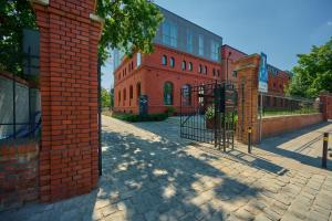 Un edificio de ladrillo con una puerta delante. en PIEKARNIA Żywa Kultura Atmospheric Apartments in Wrocław by Noclegi Renters, en Wroclaw