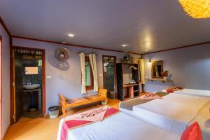 Habitación con 3 camas y lavabo. en Khao Sok Cabana Resort, en Khao Sok