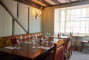 Posezení v ubytování The Bell Hotel Woburn By Greene King Inns