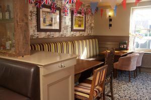 Posezení v ubytování The Bell Hotel Woburn By Greene King Inns