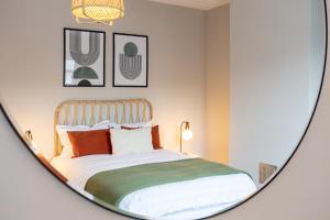 ein Schlafzimmer mit einem Bett im Spiegel in der Unterkunft Stunning Scandi Abode in Manchester Parking in Manchester