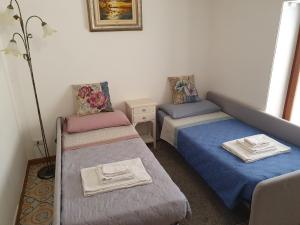 um quarto com duas camas e um sofá em ...all'Archetto di Sant'Andrea......pieno centro em Orvieto