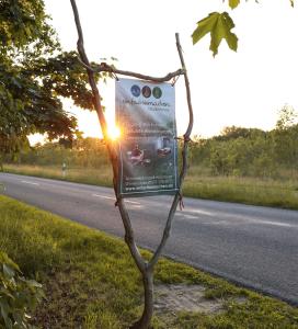 Východ nebo západ slunce při pohledu z kempu nebo okolí