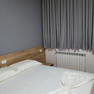 Hotel Erandi في Rinas: غرفة نوم بسريرين ونافذة
