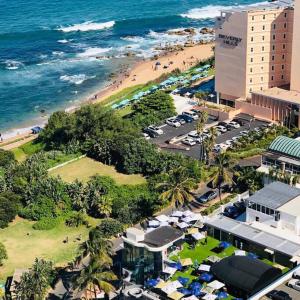- une vue aérienne sur une plage avec un hôtel et une plage dans l'établissement Stunning sea facing apartment, à Durban