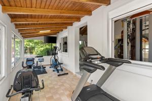 Fitness centrum a/nebo fitness zařízení v ubytování Stefania Hotel