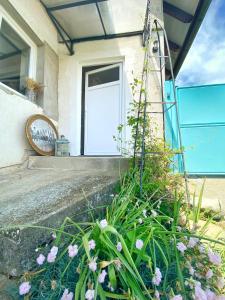 uma porta da frente de uma casa com flores em Rustikální romantika pro dva em Buchlovice